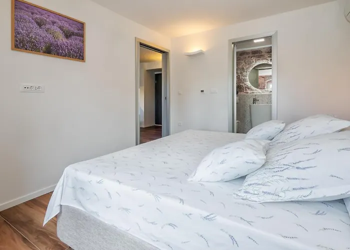 Lucio Apartment Split