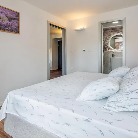 Lucio Apartment Split